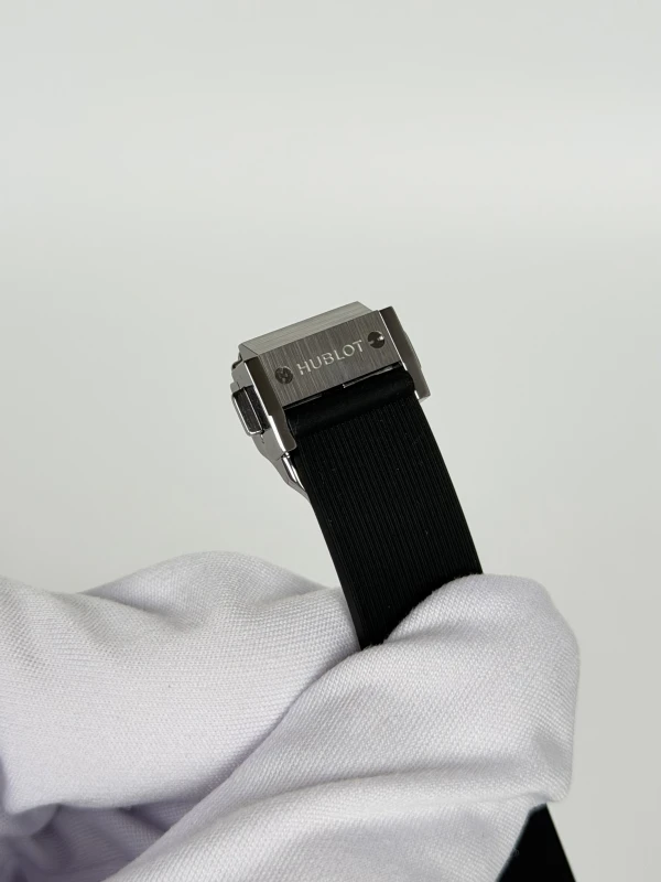 Hublot 33 MM Quartz Titanium 581.NX.1470.RX 5