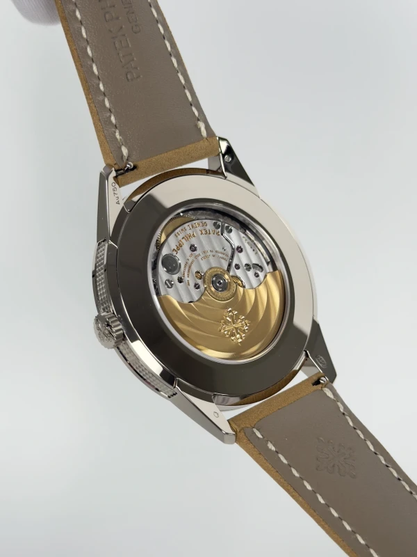 Patek Philippe Calatrava 5226G-001 7