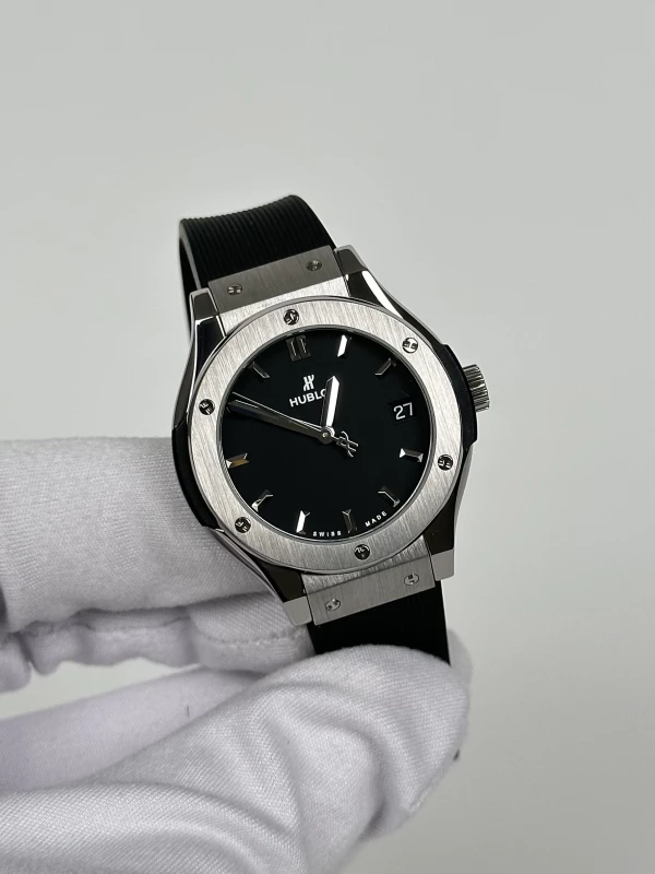 Hublot 33 MM Quartz Titanium 581.NX.1171.RX 3