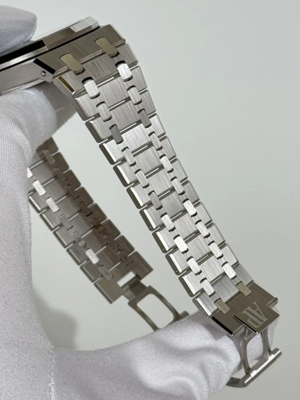 Audemars Piguet Special Edition White Gold With Smoked Blue Dial 15510BC.OO.1320BC.02 4