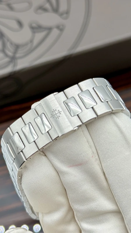 Patek Philippe 5711/1P 40th Anniversary 8
