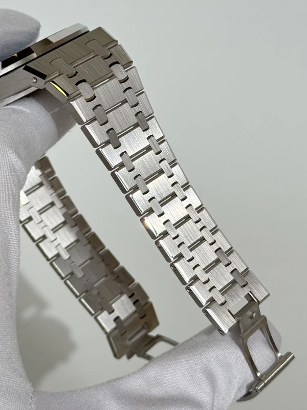 Audemars Piguet Special Edition White Gold With Smoked Blue Dial 15510BC.OO.1320BC.02 5