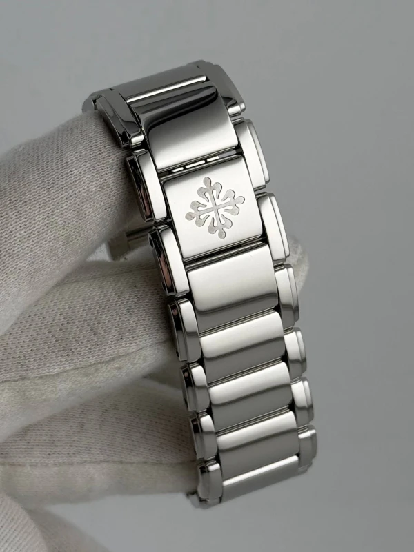Patek Philippe 4910/10A-010 9