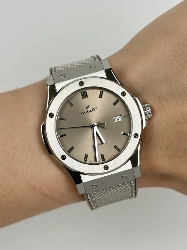Hublot CLASSIC FUSION ESSENTIAL TAUPE 542.NX.4610.NR.HEC25 9
