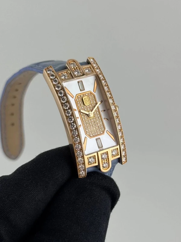 Harry Winston 330/LQRL.MD01/D3.1 4