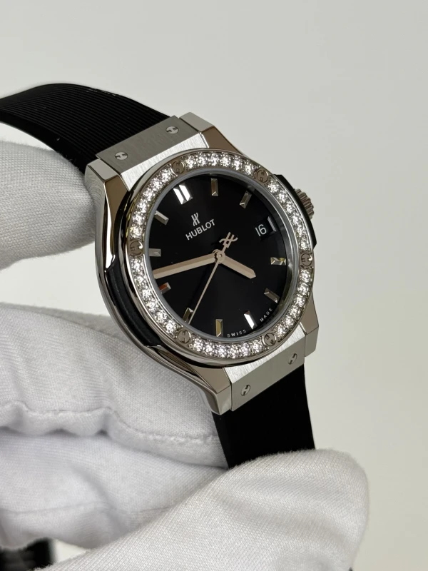 Hublot 33 MM Quartz Titanium 581.NX.1470.RX.1104 3