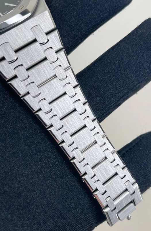 Audemars Piguet Extra-Thin Royal Oak 'Jumbo' 15202PT.OO.1240PT.01 6
