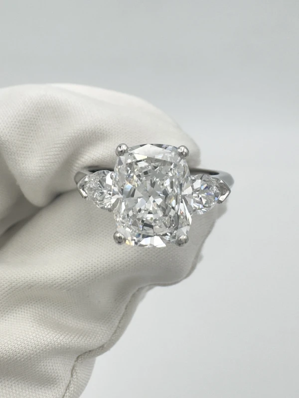 Graff CUSHION DIAMOND 3.22 CT E/VS2 RING (GIA) 3.22 CT E/VS2 2