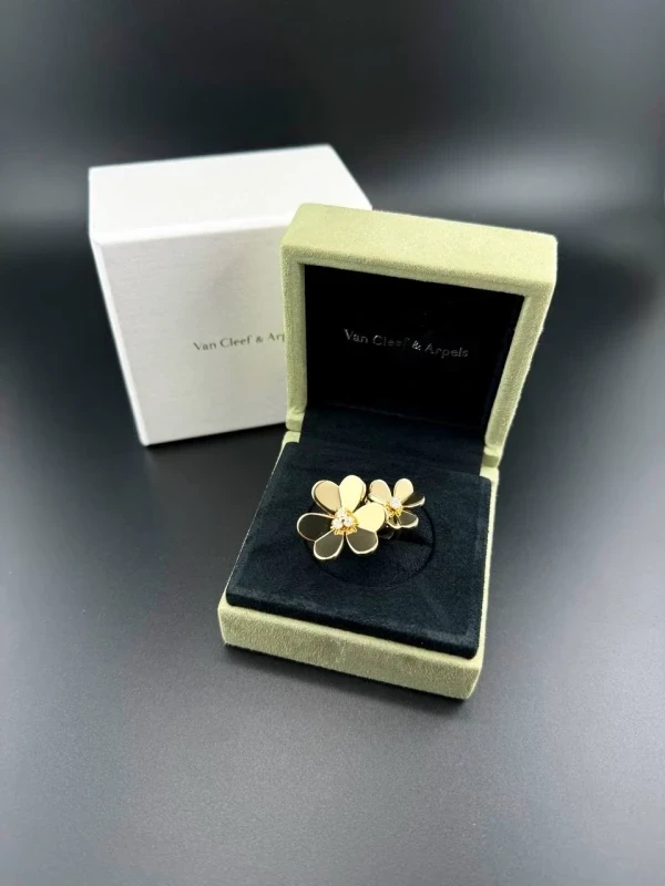 Van Cleef & Arpels. FRIVOLE BETWEEN THE FINGER RING (SIZE 53) VCARB67653 7