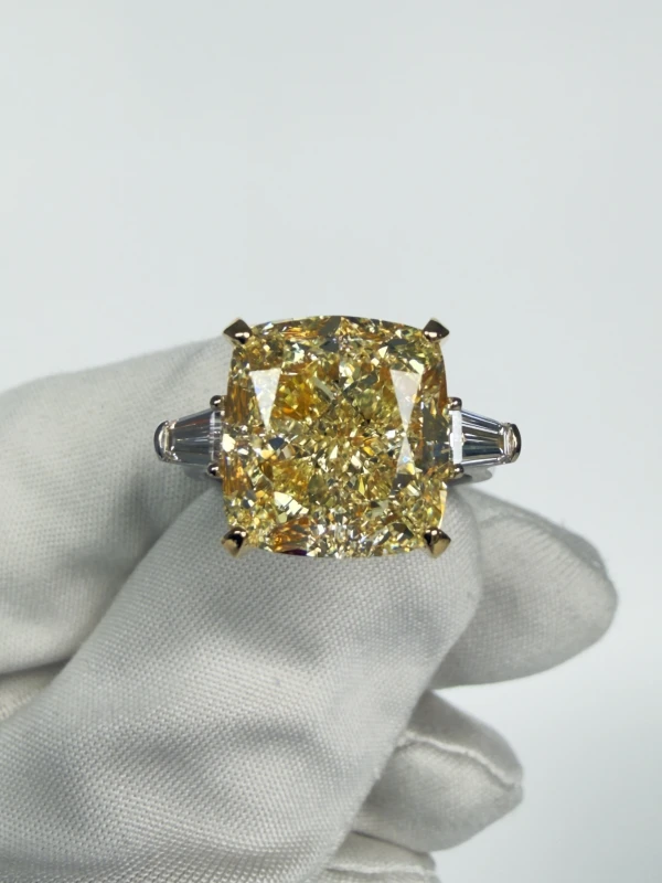 No name CUSHION DIAMOND 10.02 CT FANCY LIGHT YELLOW/VS1 RING (GIA) NN10.02 2