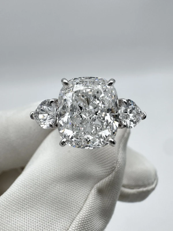 Earrings without a brand CUSHION DIAMOND 4.01 CT E/VS1 RING (GIA) 548-NN4.01 3