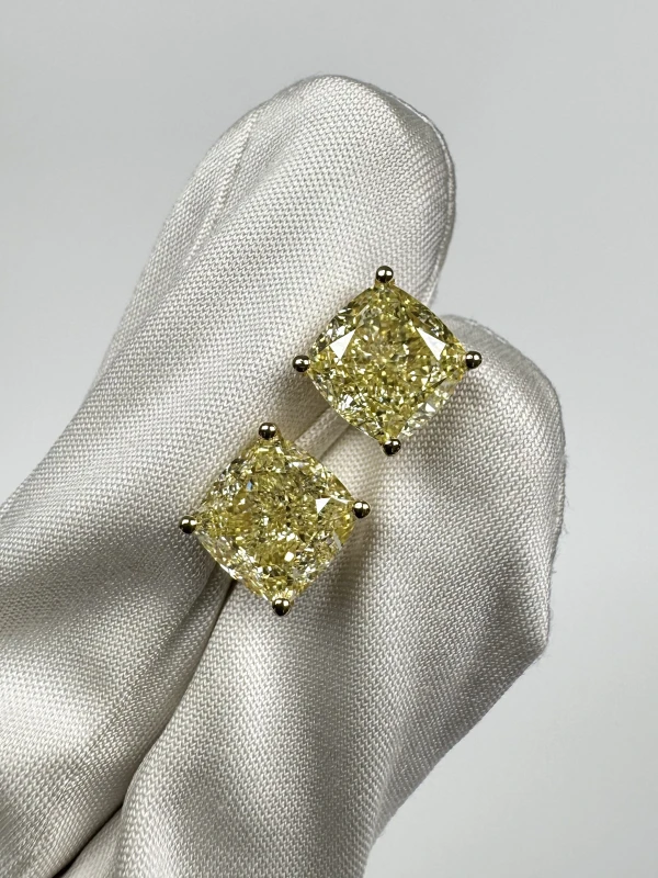 No name CUSHION DIAMOND 4.06 - 4.01 CT FANCY LIGHT YELLOW/VVS2 EARRINGS (GIA) NN4.06-4/01 4