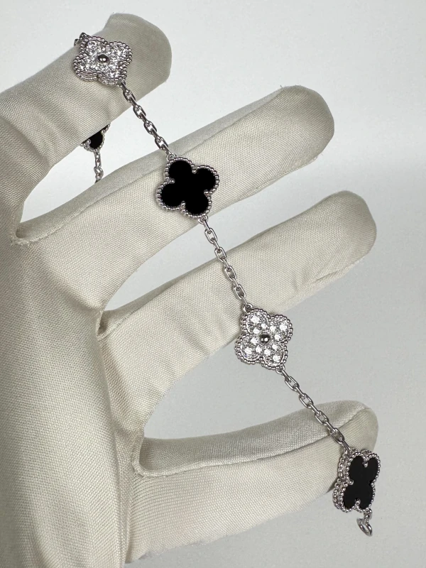 Van Cleef & Arpels VINTAGE ALHAMBRA BRACELET, 5 MOTIFS. DIAMONDS, ONYX. VCARP2R900 4
