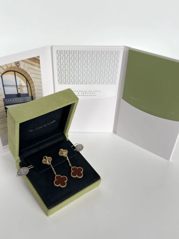 Van Cleef & Arpels. Magic Alhambra earrings, 2 motifs VCARP7RQ00 6