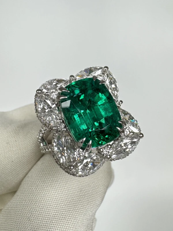 No name EMERALD 7.86 CT VIVID GREEN RING (GUILD) NN7.86 3