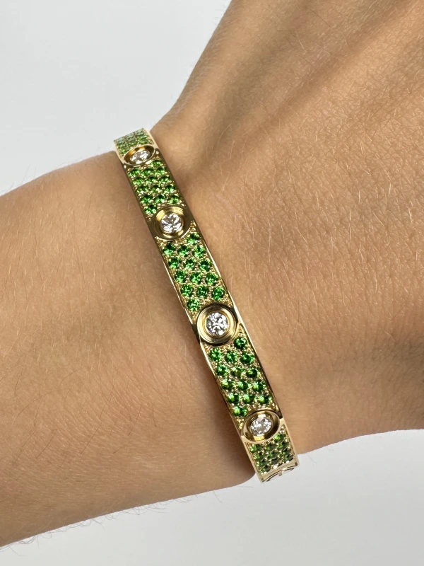 Cartier LIMITED EDITION LOVE BRACELET, TSAVORITE GARNET PAVED IN YELLOW GOLD (SIZE 17) N6739417 4