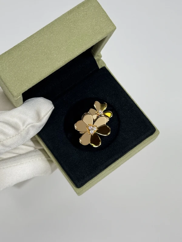 Van Cleef & Arpels. FRIVOLE BETWEEN THE FINGER RING (SIZE 51) VCARPJMD00 6