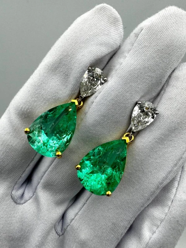 No name EMERALD 9.70-9.25 CT & DIAMOND 2.01-2.01 CT EARRINGS Emerald 9.7-9.25 CT 1