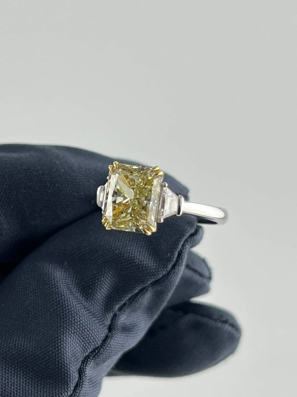 No name С БРИЛЛИАНТОМ 3.40 CT FBGY/SI1 3.40 CT 7