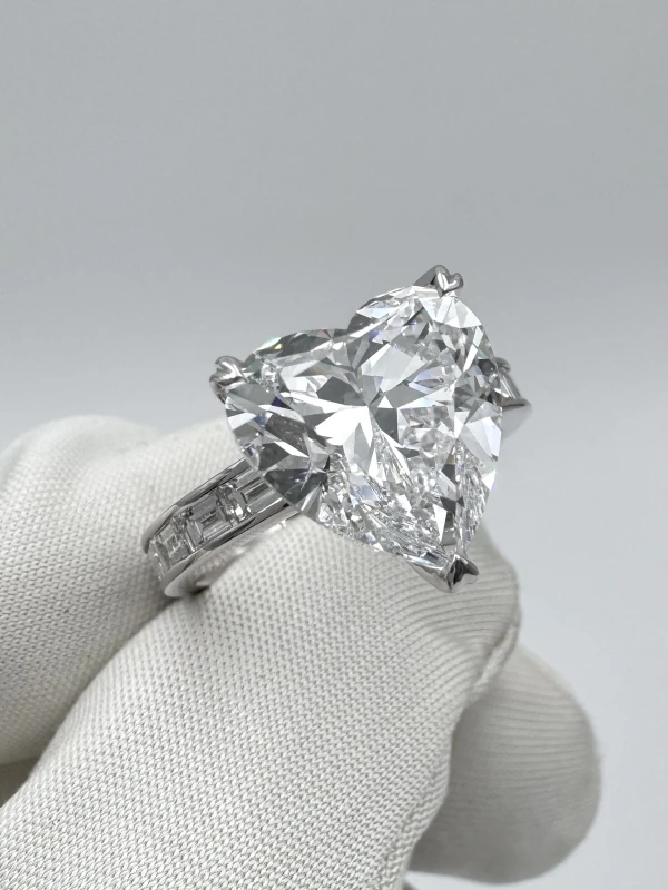 No name HEART DIAMOND 5.02 CT D/INTERNALLY FLAWLESS RING ( TYPE IIa) (GIA) NN5.02CT D/IF 4