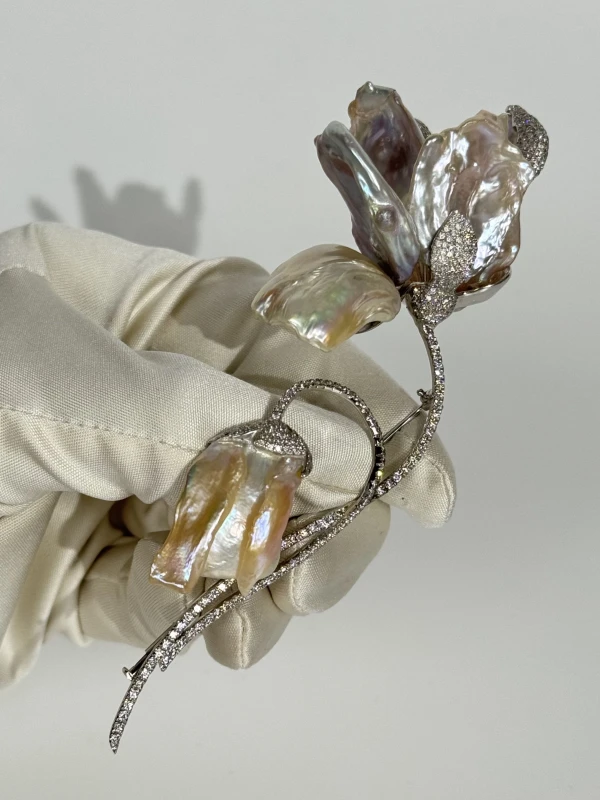 Yvel БРОШЬ С ЖЕМЧУГОМ BR-10-FLOW3W 5