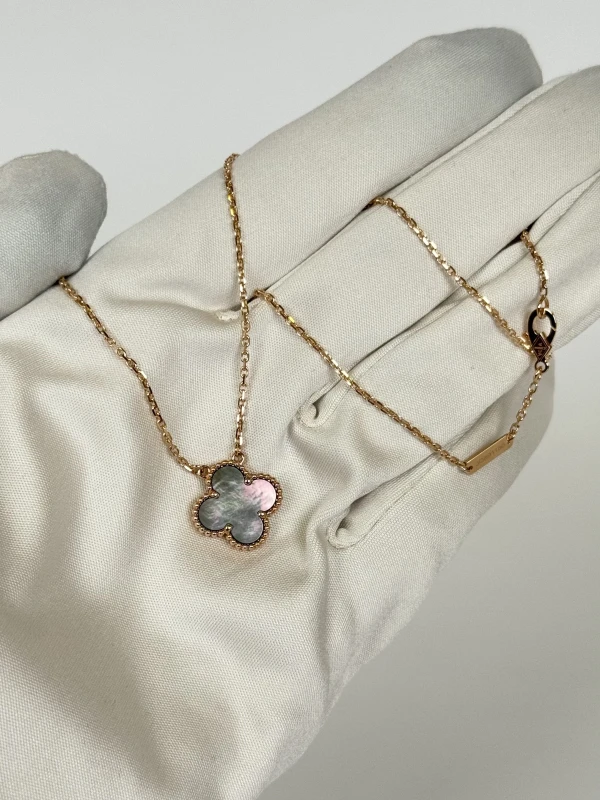 Van Cleef & Arpels VINTAGE ALHAMBRA PENDANT. MOTHER-OF-PEARL VCARP4KK00 3