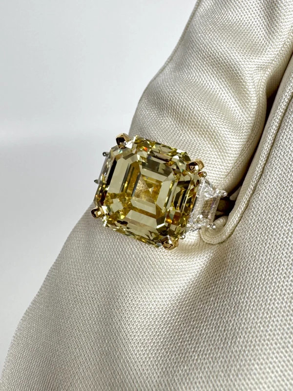 No name SQUARE EMERALD DIAMOND 10.02 CT FANCY YELLOW/VS2 RING (GIA) 219604 10.02 FY/VS2 4