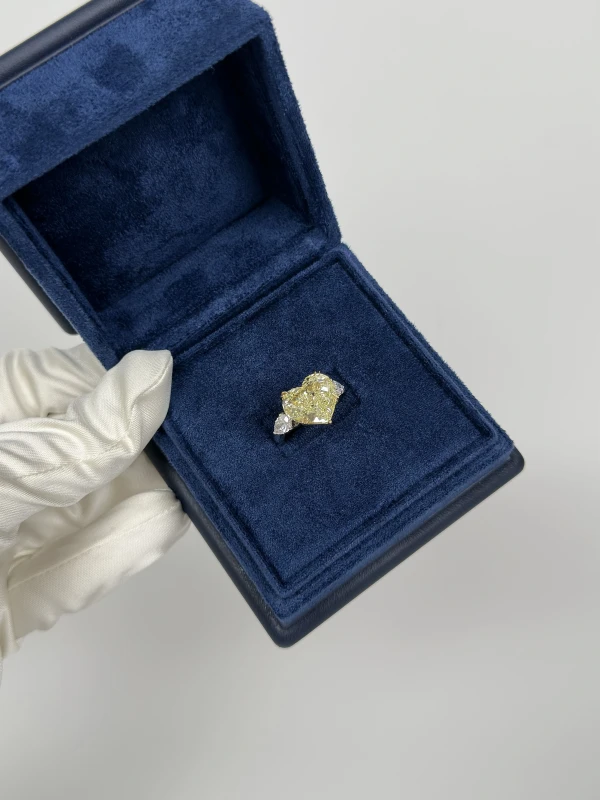 No name HEART DIAMOND 9.01 CT FANCY YELLOW/SI1 (GIA) NN 9.01 CT FY/SI1 5