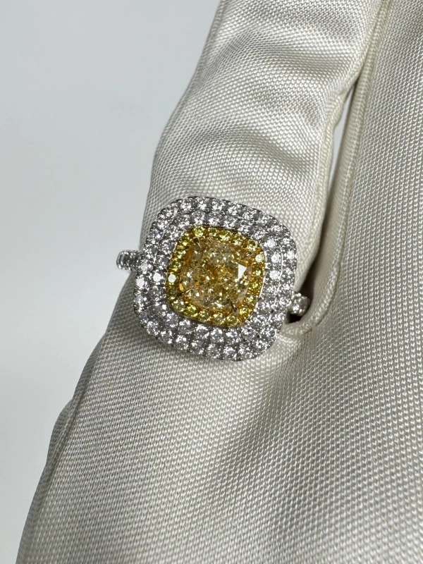 Earrings without a brand CUSHION DIAMOND 1.01 CT FANCY LIGHT YELLOW/VVS2 RING (GIA) NN1.01CT FLY/VVS 3