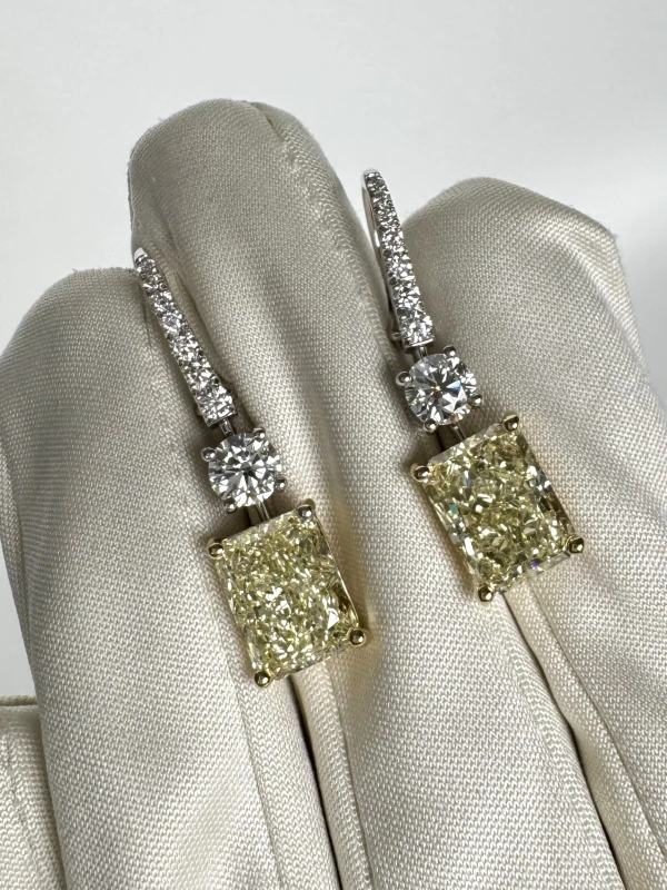 No name RADIANT DIAMOND 4.17-4.03 CT U-V/VVS2 EARRINGS nn4.17-4.03 U-V/VVS2 5