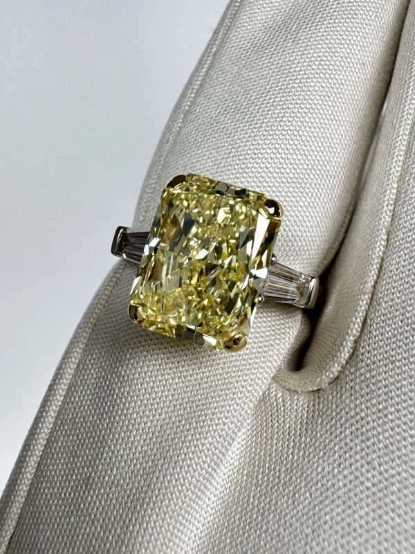 GRAFF RADIANT DIAMOND 4.47 CT FANCY LIGHT YELLOW/VS2 RING (GIA) GR4.47CT FLY/VS 4