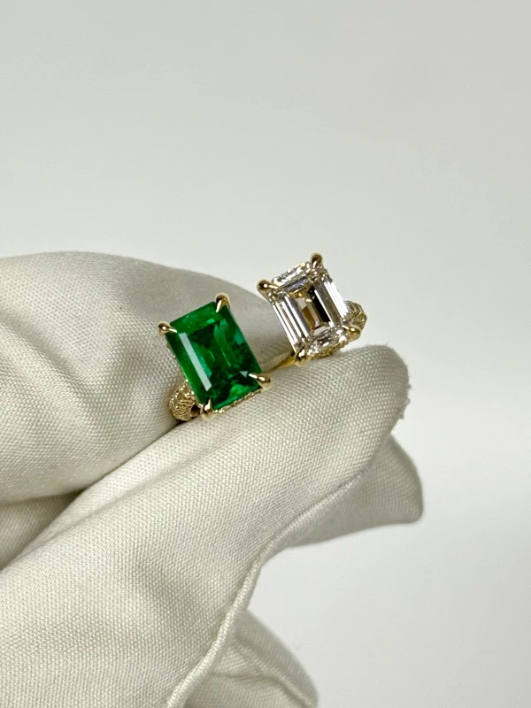 СЕРЬГИ NO NAME С БРИЛЛИПНТОМ 2.02 CT G/VS2 И ИЗУМРУДОМ  2.85 CT STRONG SIGHTLY BLUISH GREEN 2.85 CT STRONG SIGHTLY BLUISH GREEN - 2.02 CT G/VS2 2