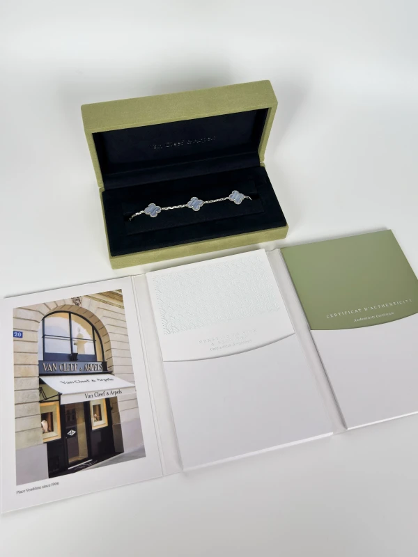 Van Cleef & Arpels. VINTAGE ALHAMBRA BRACELET, 5 MOTIFS. CHALCEDONY VCARD34700 4