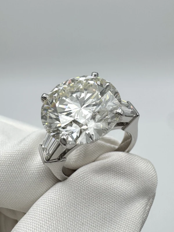 Graff ROUND DIAMOND  9.07 CT L/VS2 RING (SIZE 49) RGR9.07 5