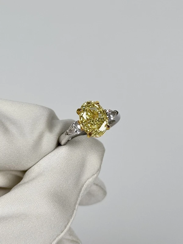 Earrings without a brand OVAL DIAMOND 5.01 CT FANCY YELLOW/VS1 RING (GIA) NN 5.01 CT FY/VS1 3