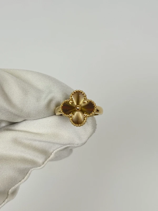 Van Cleef & Arpels. VINTAGE ALHAMBRA RING (SIZE 54) VCARP6I354 2