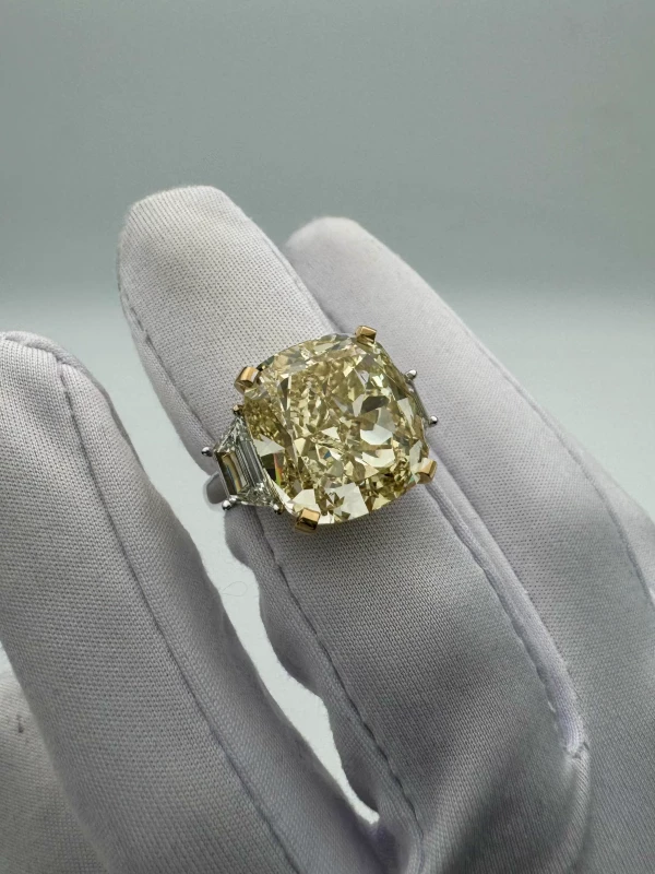 No name С БРИЛЛИАНТОМ "GRAFF" 18.48 CT FY/VS1 18.48 CT FY/VS1 5