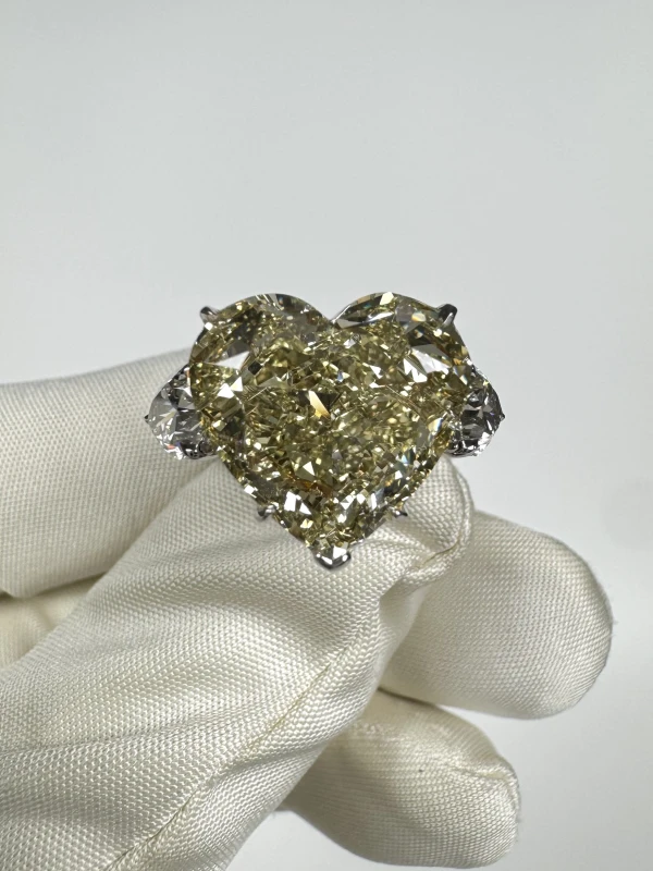 No name HEART DIAMOND 8.32 CT FANCY LIGHT BROWNISH GREENISH RING (GIA) NN8.32 CT FLBGY/VS 2