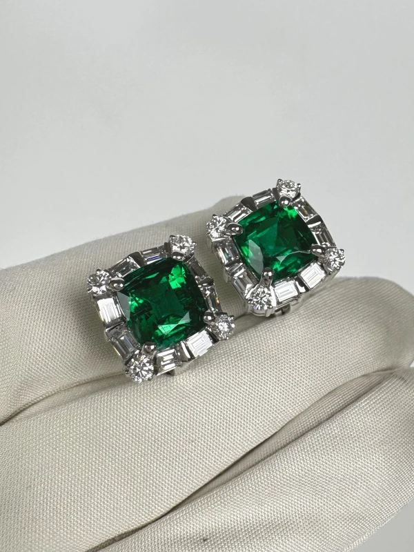Bvlgari CUSHION EMERALD 4.19 - 3.81 CT GREEN EARRINGS (ZAMBIA) BVG EM 4.19-3.81 CT 4