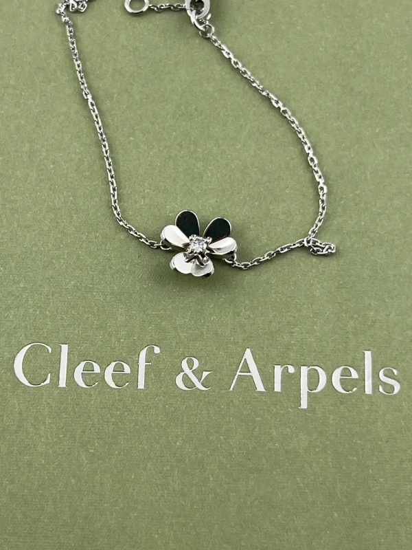 Van Cleef & Arpels FRIVOLE BRACELET, MINI MODEL VCARP0J500 2