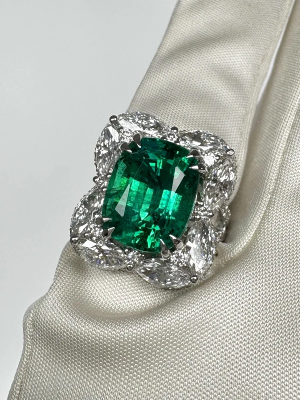 No name EMERALD 7.86 CT VIVID GREEN RING (GUILD) NN7.86 4