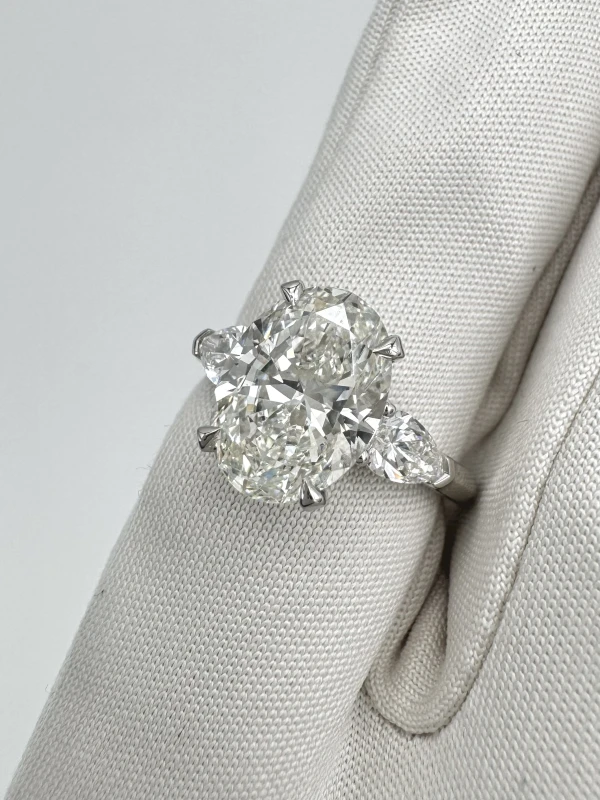 Graff OVAL DIAMOND 3.01 CT H/VS1 RING (GIA) RGE3.01 4