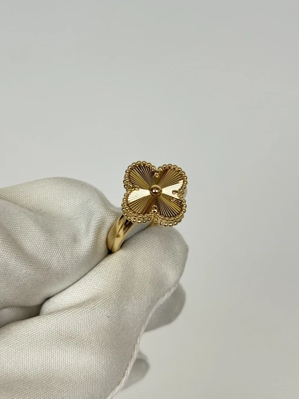 Van Cleef & Arpels. VINTAGE ALHAMBRA RING (SIZE 54) VCARP6I354 3