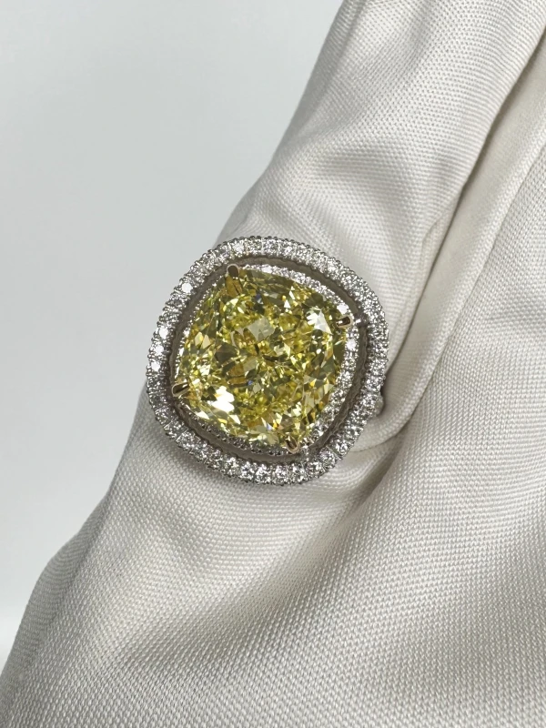No name CUSHION DIAMOND 8.01 CT FANCY YELLOW/VS2 RING (GIA) 218844 4