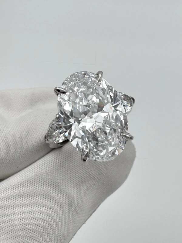 No name OVAL DIAMOND 8.06 CT D/VVS2 RING  (TYPE IIA) (GIA) NN8.06CT D/VVS2 5