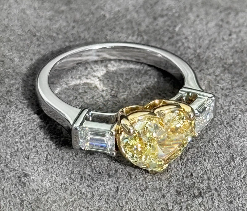 No name С БРИЛЛИАНТОМ 2.61 CT FANCY YELLOW/VS1 2.61 CT FY/VS1 5