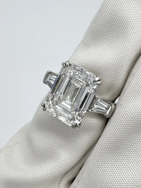 GRAFF EMERALD CUT  DIAMOND 7.71 CT G/VVS1 RING (GIA) GR15126 4