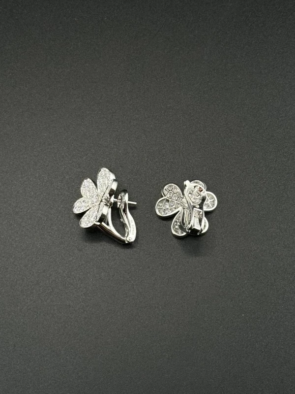 Van Cleef & Arpels. FRIVOLE EARRINGS, SMALL MODEL VCARB65800 5