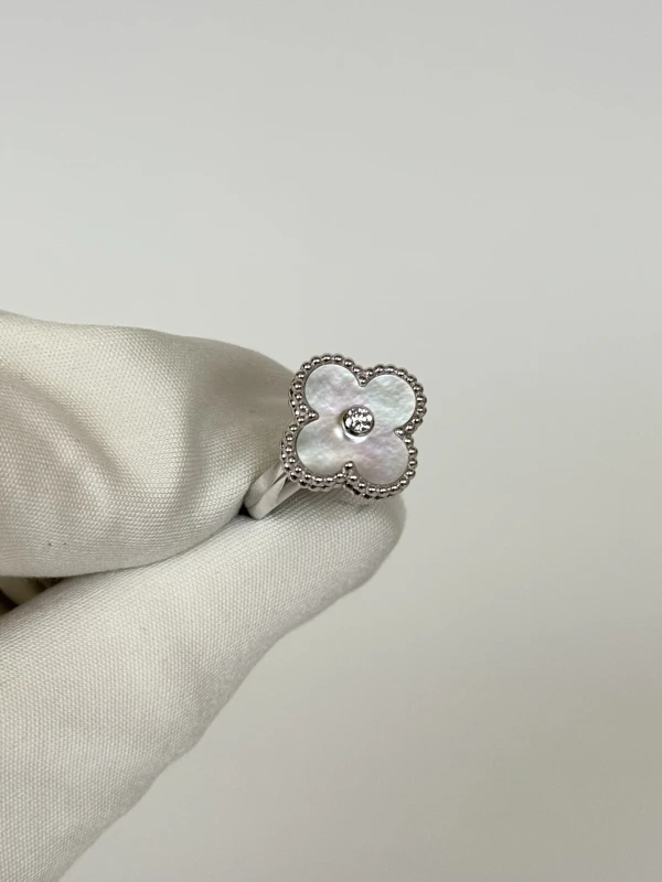 Van Cleef & Arpels. VAN CLEEF & ARPELS VINTAGE ALHAMBRA RING (SIZE 53) VCARF48953 2