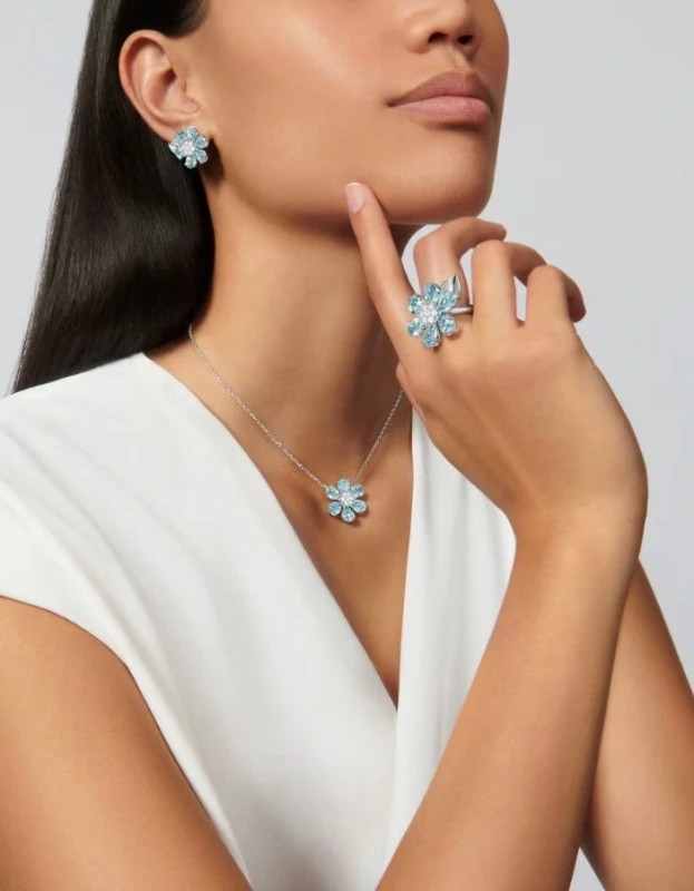 Van Cleef & Arpels Fleurs d’Hawaï Earrings VCARPHKB00 4